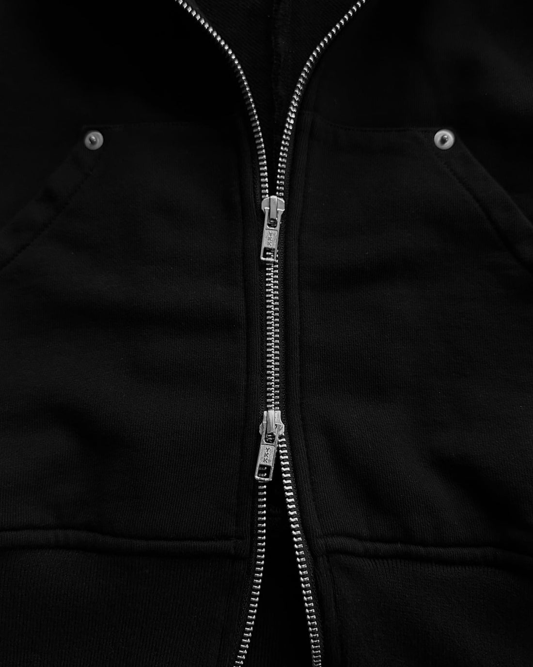 NO MASS PROD. GLMNIST2 CROPPED HOODIE