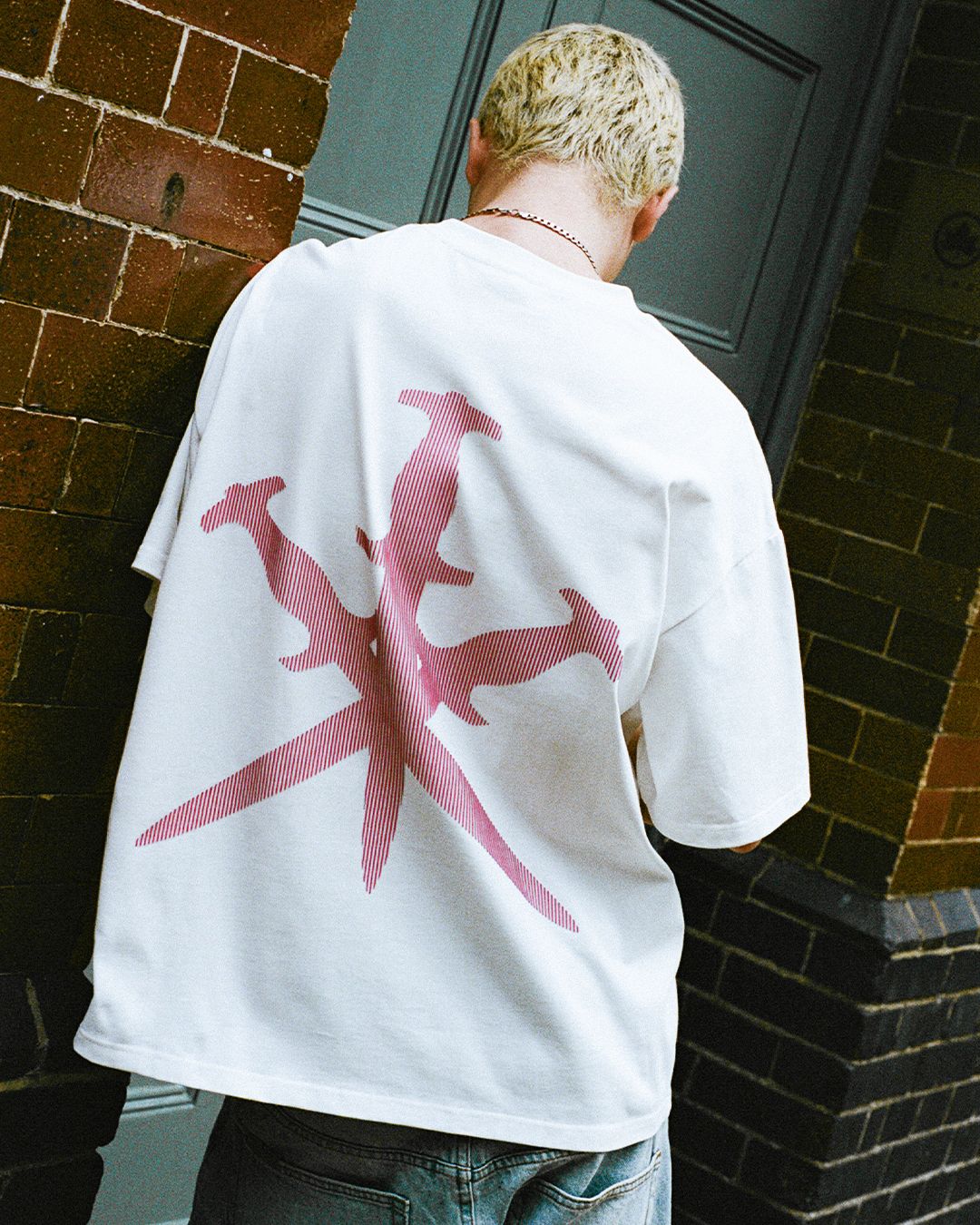 UNKNOWN LONDON COLOUR CHANGING DAGGER TEE – H4LO